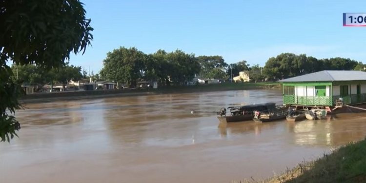 Com Rio Acre em vazante, limpeza começa, mas retorno das famílias segue incerto