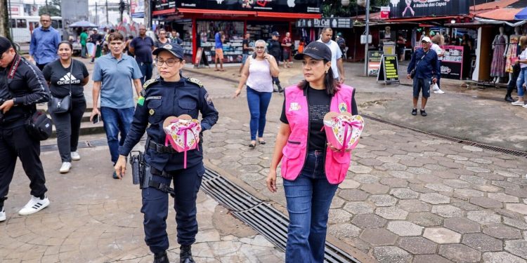 Dia Internacional da Mulher: Mailza Assis participa de Blitz educativa no centro de Rio Branco