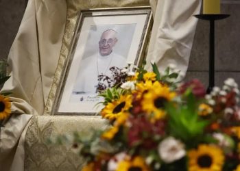 Vaticano confirma morte do papa por AVC e colapso cardiovascular
