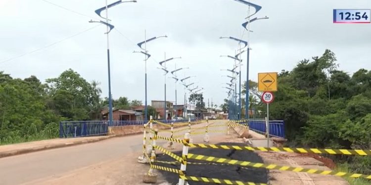 Rachaduras aparecem na ponte sobre igarapé Judia seis meses após inauguração