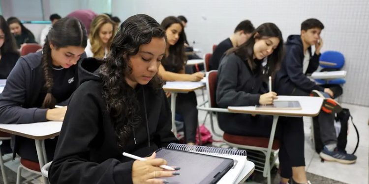 Prazo para pedir isenção da taxa de inscrição do Enem termina às 23h59