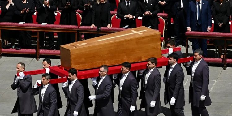 Corpo de papa Francisco é sepultado na Basílica de Santa Maria Maior