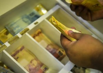 Aposentados e pensionistas começam a receber antecipação do 13º