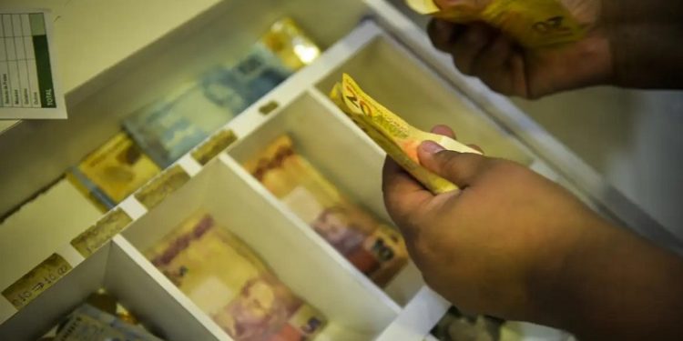 Aposentados e pensionistas começam a receber antecipação do 13º