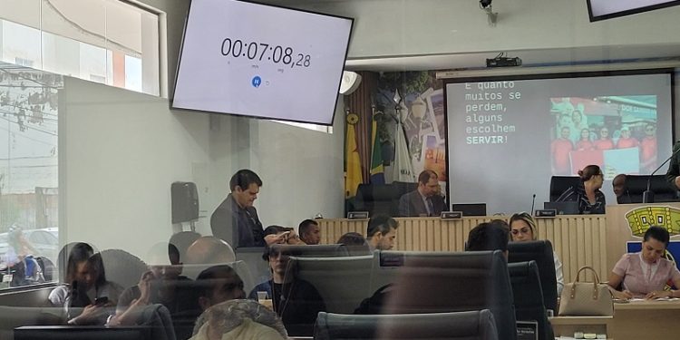 Projetos que aumentariam vencimentos e emendas de vereadores de Rio Branco são retirados de pauta