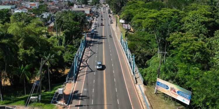 Avenida Antônio da Rocha Viana é recapeada e novos equipamentos são entregues para obras viárias no Acre