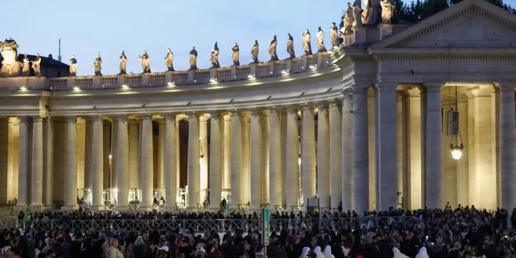 Conclave: Vaticano tem fumaça preta após nova votação