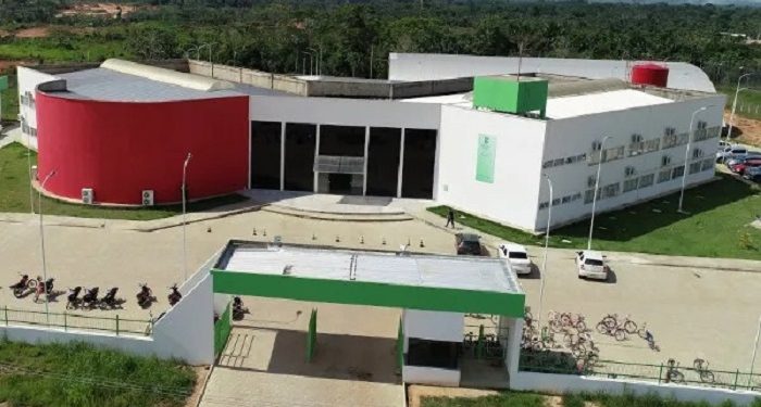 Ifac oferece 1.300 bolsas de auxílio permanência e transporte; veja como se inscrever