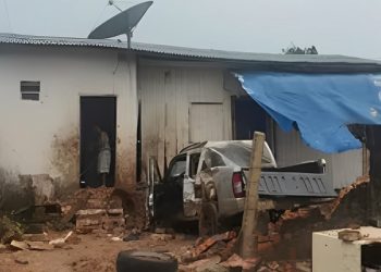 “Eles só desceram do carro e me pediram desculpa”: família vive momentos de pânico após caminhonete invadir casa no bairro Cadeia Velha