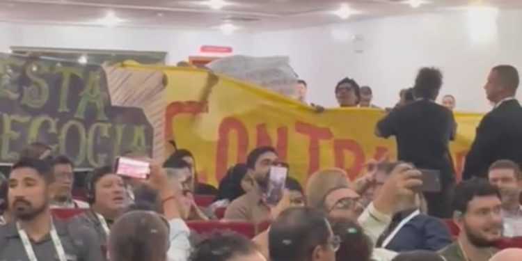 Protesto marca último dia da 15ª Reunião Anual da Força-Tarefa dos Governadores para o Clima e as Florestas