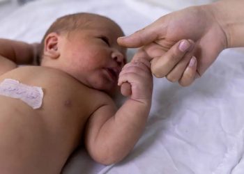 Acre lidera nascimentos de mães adolescentes enquanto Brasil registra menor número de bebês em quase 50 anos