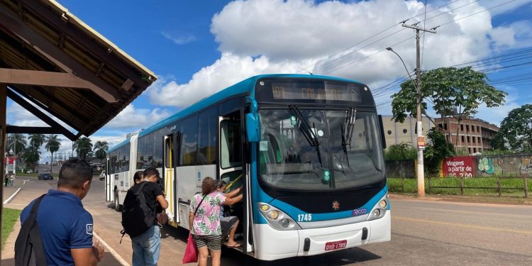 Portal de transparência do transporte coletivo está desatualizado desde 2020, afirma vereador de Rio Branco