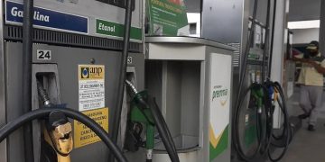 Petrobras anuncia redução de 5,6% no preço da gasolina para distribuidoras a partir desta terça-feira