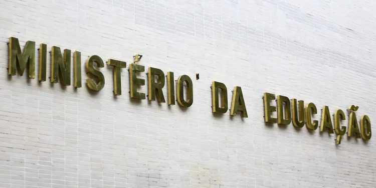 MEC libera acúmulo de benefícios para estudantes de graduação
