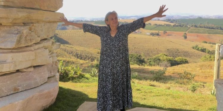 A querida Célia Pedrina, acreana de coração, mostra com deleite a sua morada atual: São Tomé das Letras, em Minas Gerais