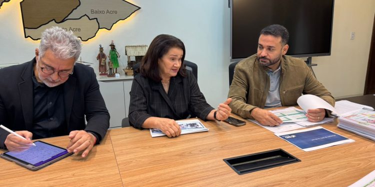 Suspensão das aulas e construção de escola modelo no Bujari estão entre as medidas acordadas entre TCE-AC e Educação