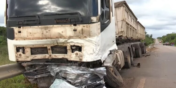 Empresário morre após colisão com carreta e explosão de veículo na BR-364