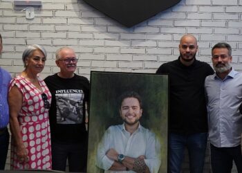 Rodrigo Pires é homenageado em barbearia que ajudou a fundar seis meses após falecimento