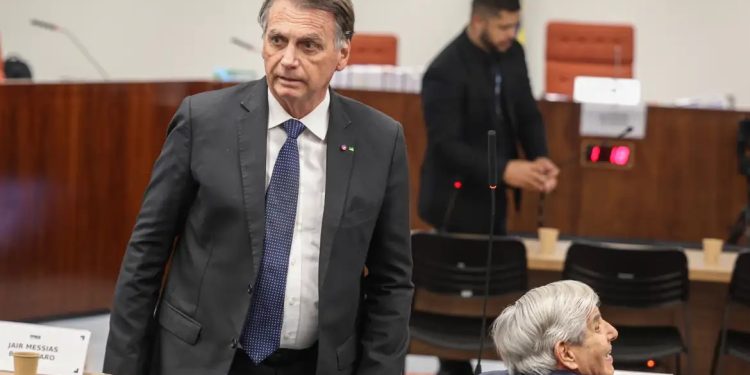 Bolsonaro nega plano de golpe, pede desculpa ao STF e critica urnas