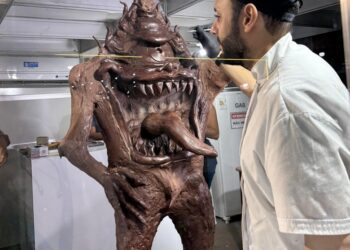 Chef paulista esculpe Mapinguari com 200kg de chocolate ao vivo na Expoacre