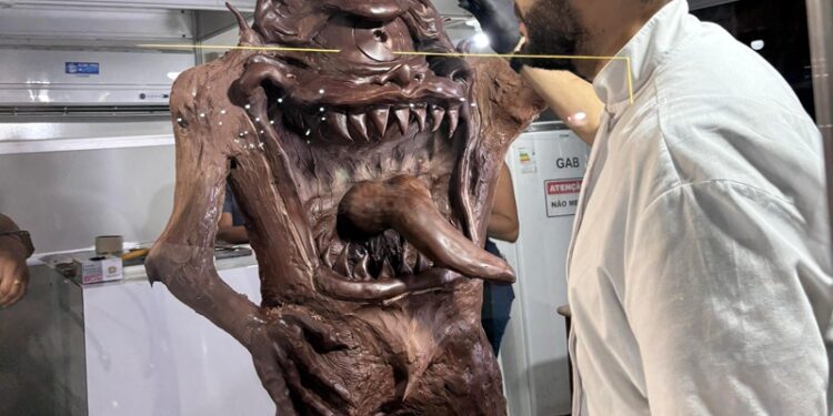 Chef paulista esculpe Mapinguari com 200kg de chocolate ao vivo na Expoacre