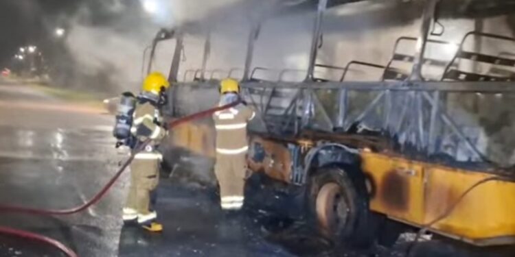 “Foi tudo muito rápido”: ônibus com quadrilha junina pega fogo e é destruído por falha elétrica na BR-364