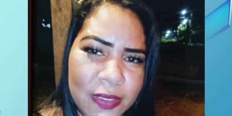 Mulher é encontrada morta entre camas em casa vazia e marcas no corpo levantam suspeitas