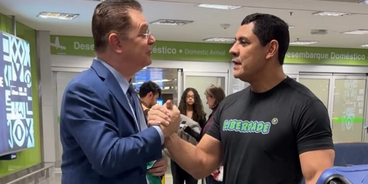 “Estamos passando por uma situação de ditadura”, diz Coronel Ulysses ao desembarcar em Brasília para apoiar Bolsonaro