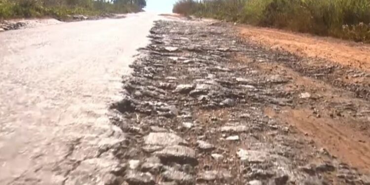 Buracos na pista provocam novo acidente na estrada do Quixadá, em Rio Branco