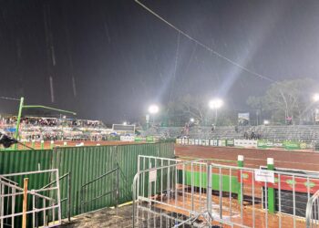 Rodeio da Expoacre 2025 tem abertura afetada por chuva; montarias são suspensas