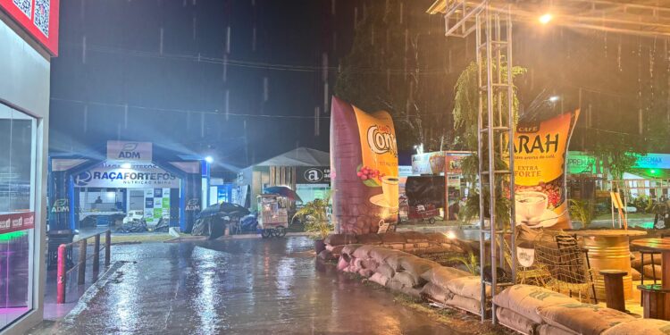 Terceira noite da Expoacre inicia com forte chuva no parque de exposições; confira a programação