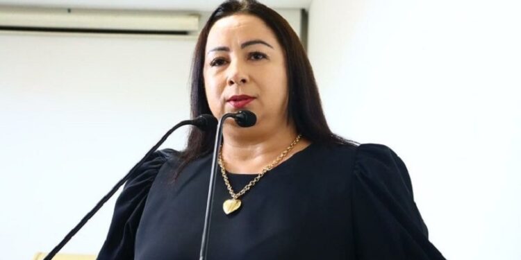 Vereadora Elzinha Mendonça apresenta projeto que obriga presença de intérprete de Libras em eventos de Rio Branco