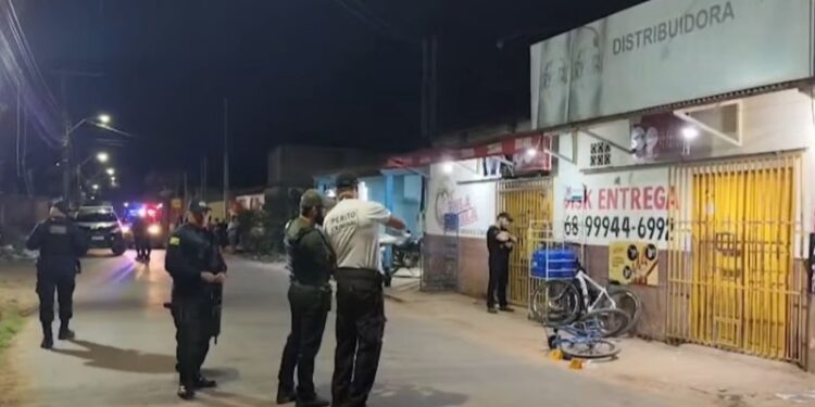 Jovem de 22 anos é executado a tiros em frente distribuidora no Belo Jardim 1