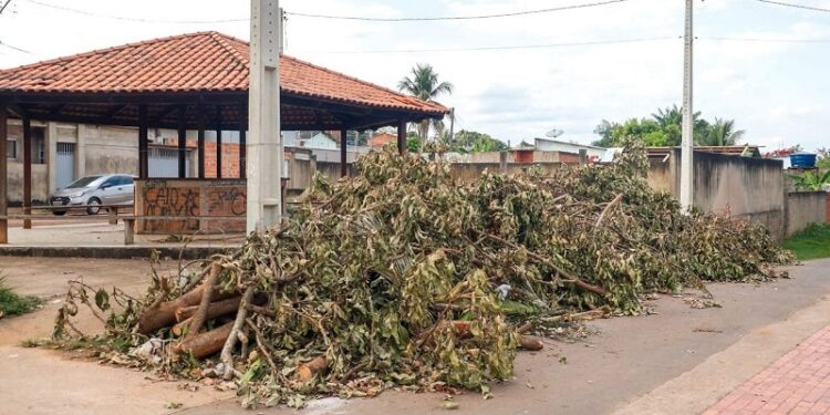 Moradores de Rio Branco são orientados sobre podas e descarte correto de resíduos