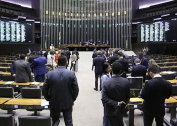 Câmara deve votar projeto de proteção a crianças nas redes, mas oposição vê risco de censura