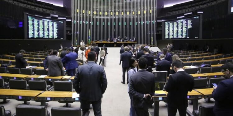 Câmara deve votar projeto de proteção a crianças nas redes, mas oposição vê risco de censura