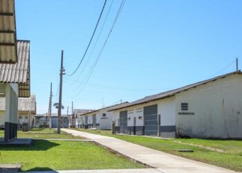 Dois presos fogem do presídio de Senador Guiomard após abrirem buraco em cela