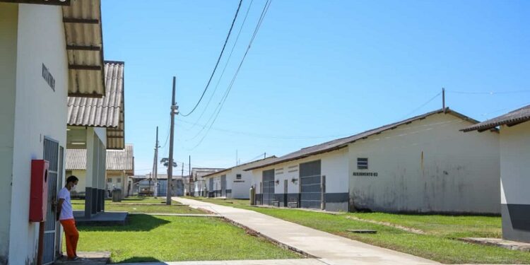 Dois presos fogem do presídio de Senador Guiomard após abrirem buraco em cela