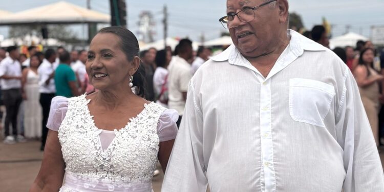 Casal de 69 e 67 anos oficializa união na Expoacre 2025: “Feliz a gente já é”