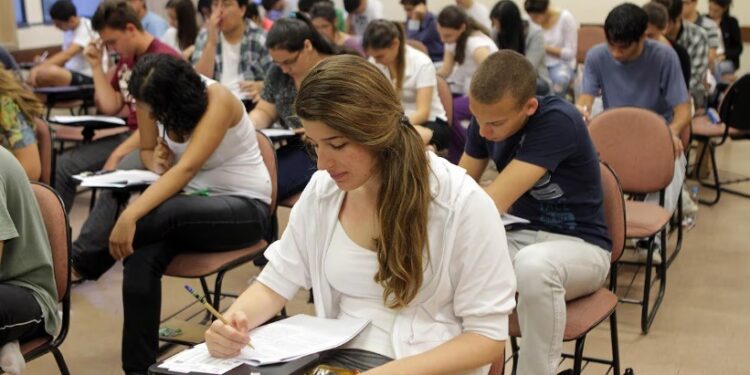 Quase 13 mil universitários do Acre têm dívidas com instituições de ensino, aponta Serasa