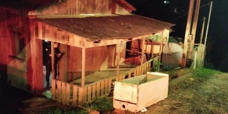 Mulher é morta a tiros dentro de casa em Epitaciolândia