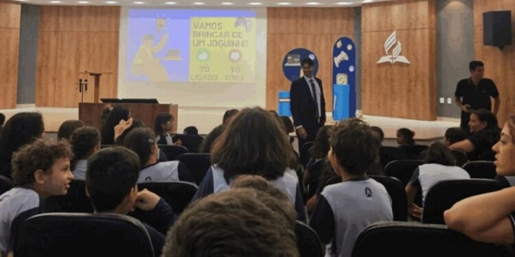 Cerca de 400 crianças participam de palestra da Polícia Civil sobre segurança na internet