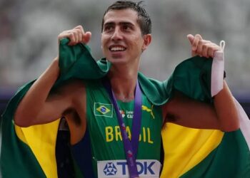Caio Bonfim é campeão mundial dos 20 km da marcha atlética em Tóquio