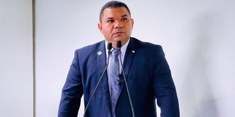 Vereador questiona projeto da gratuidade no transporte e alerta para risco de aumento da tarifa estudantil em Rio Branco