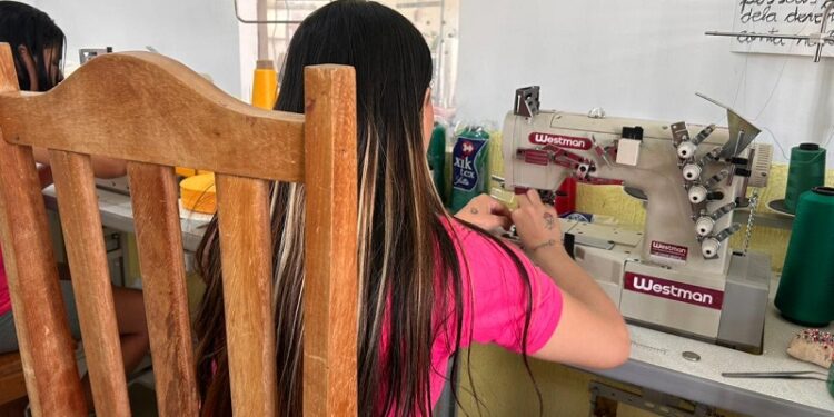 Projeto “Costurando a Liberdade” transforma realidade de detentas na unidade prisional feminina do Acre