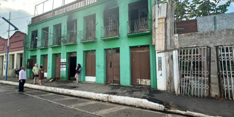 Incêndio atinge prédio histórico na Gameleira; proprietária suspeita que o fogo tenha sido proposital