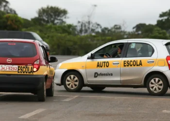 Mudanças nas regras das aulas práticas para retirada da CNH divide opiniões entre categoria e condutores em RB