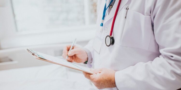 Prefeitura de Feijó abre processo seletivo com vagas para profissionais da saúde