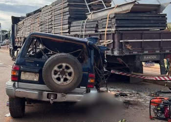 Boliviano morre e criança fica em estado grave após carro bater em carreta parada em Epitaciolândia