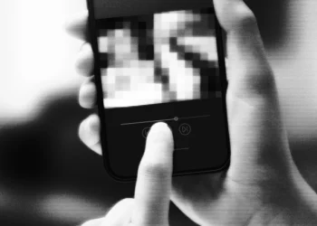 Deepfakes sexuais: prática acende o alerta de professores e especialistas em escolas